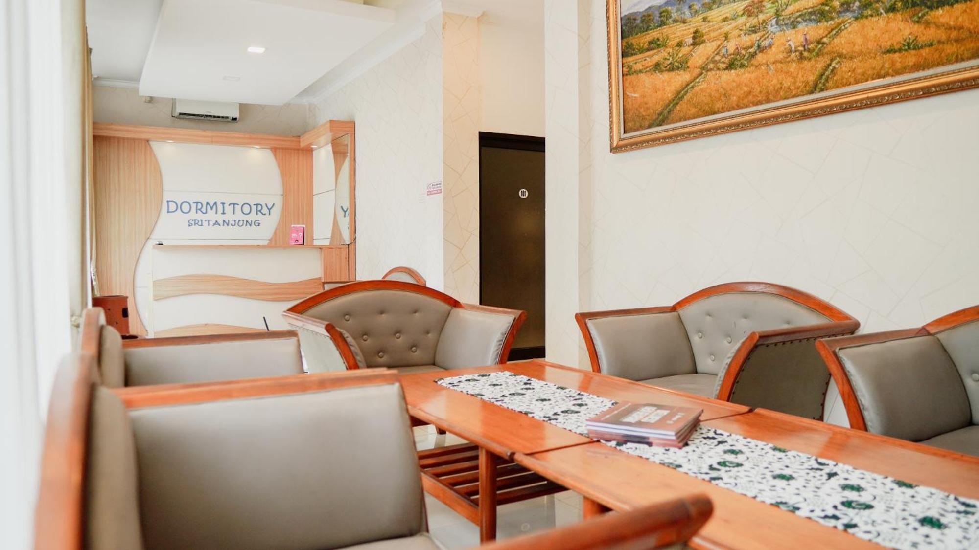 Dormitory Tourism Sritanjung Banyuwangi By Gajahsora Management Buitenkant foto